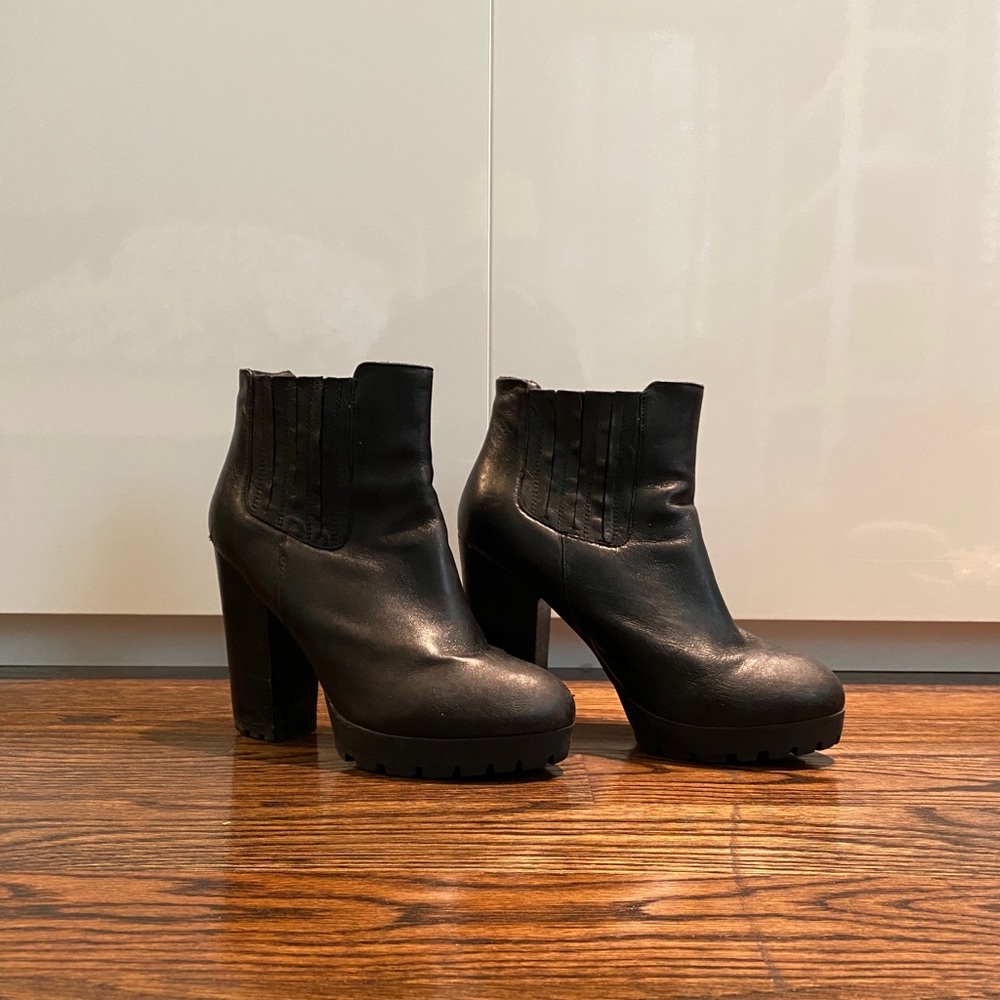 Steve Madden — Gabriella Black Leather Booties